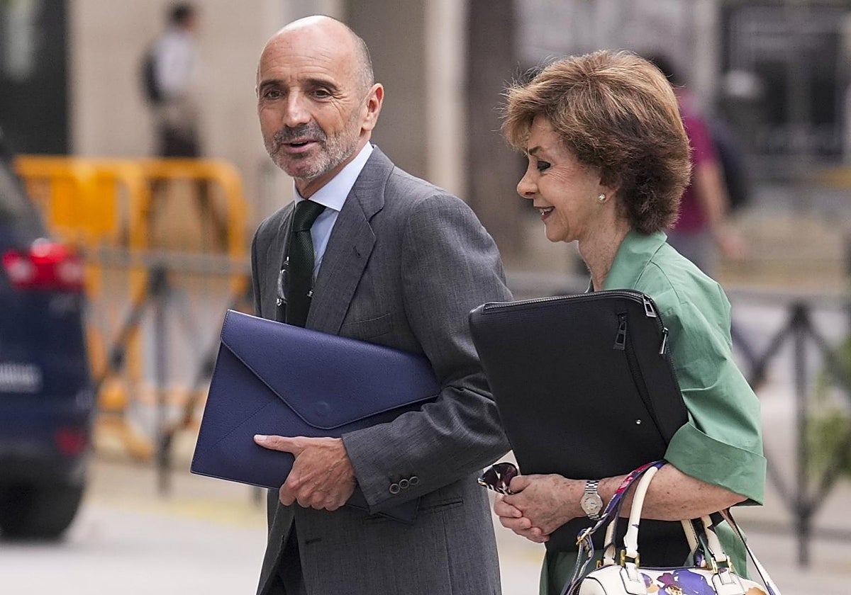 Julio Martínez, el martes, a su llegada a la Audiencia Nacional con su abogada
