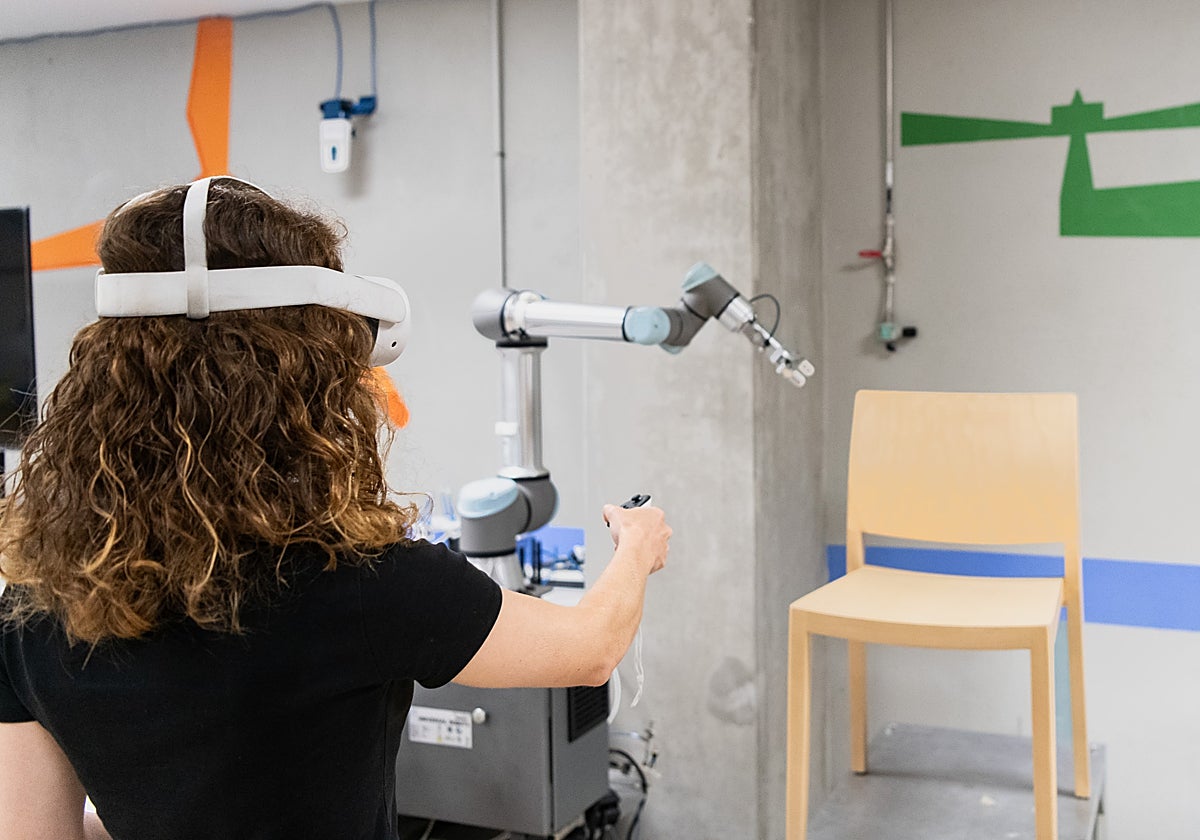 Desarrollan un robot para pintar muebles que imita el movimiento humano