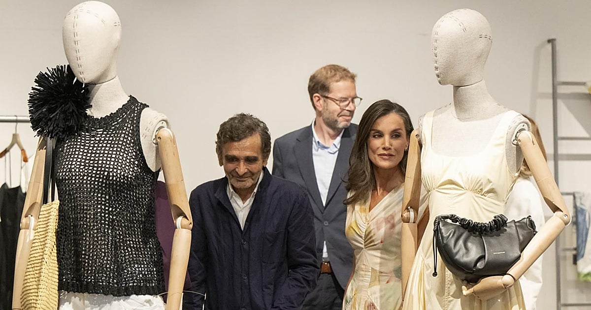 La reina Letizia visita la sede de Adolfo Domínguez en Orense entre aplausos y vítores: las imágenes