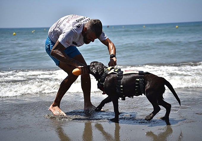 Imagen de Miguel Sánchez entrenando con su perro