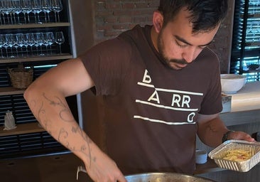 El chef que ayuda a repartir comida entre los desalojados de Ávila
