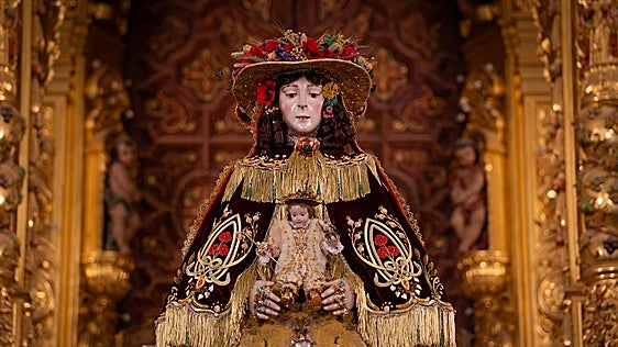 La Virgen del Rocío amanece vestida de pastora para la 'venida' a Almonte