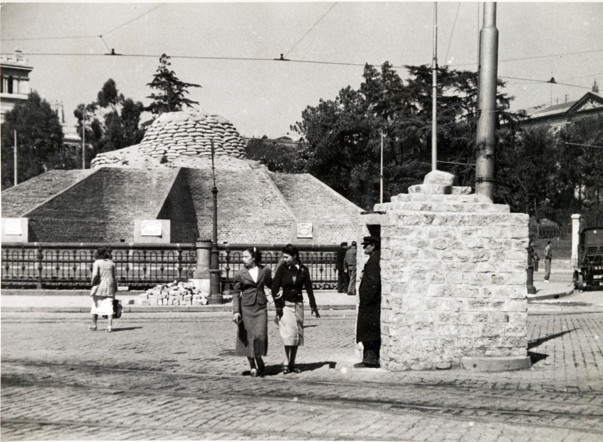 La fuente de la Cibeles durante la Guerra Civil, fortificada contra obuses (hacia 1938)