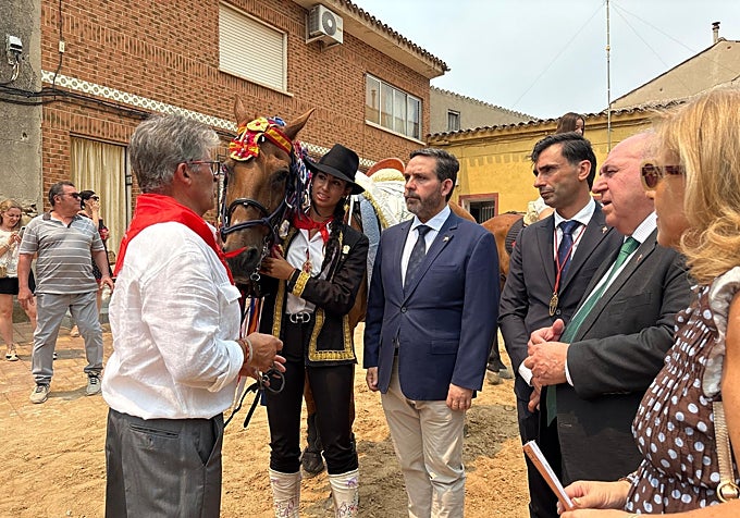 El alcalde de El Carpio de Tajo, Diego Martín, flanqueado por el vicepresidente de la Diputación, Joaquín Romera, el senador, Vicente Tirado y la diputada, Pilar Alía.