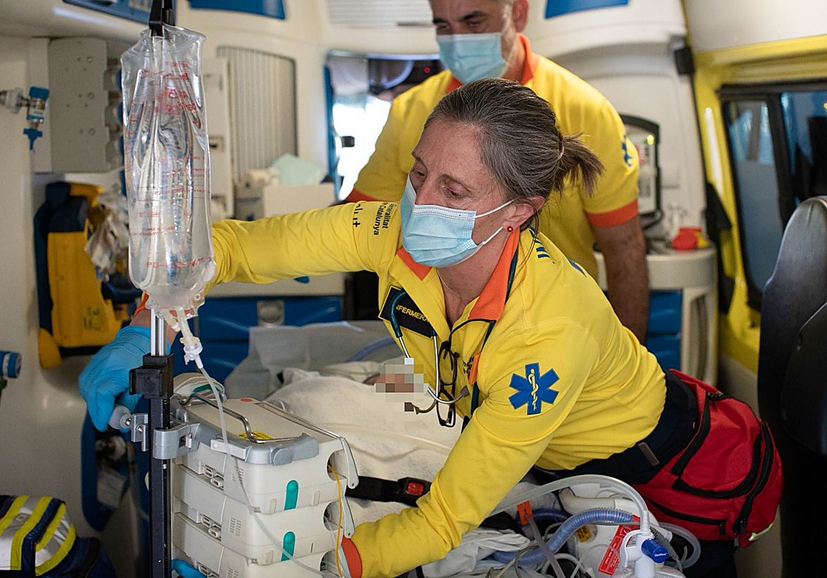 Sanitarios atendiendo a heridos tras un accidente, en una imagen de archivo