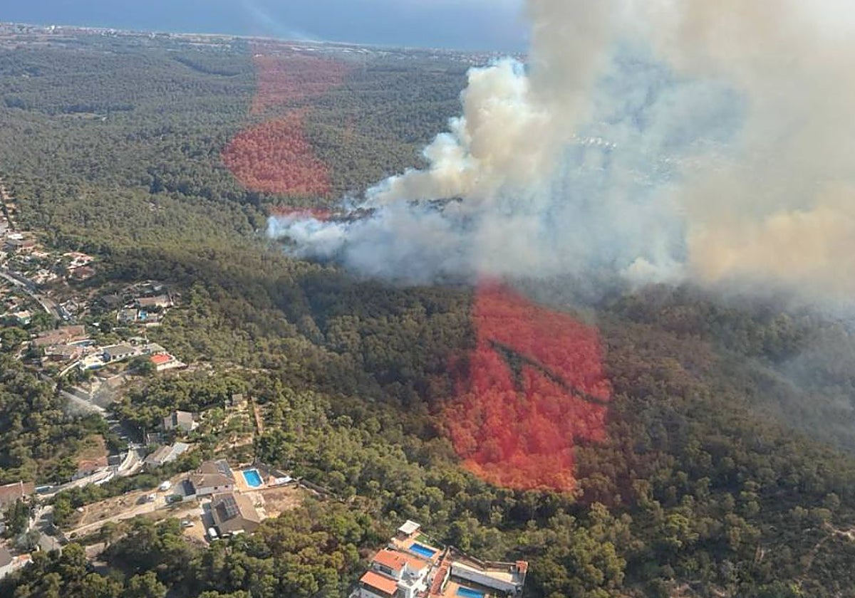 Un incendio forestal en Cubelles obliga a confinar a más de 2.000 personas