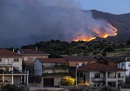 El voraz incendio de Burgohondo, en imágenes