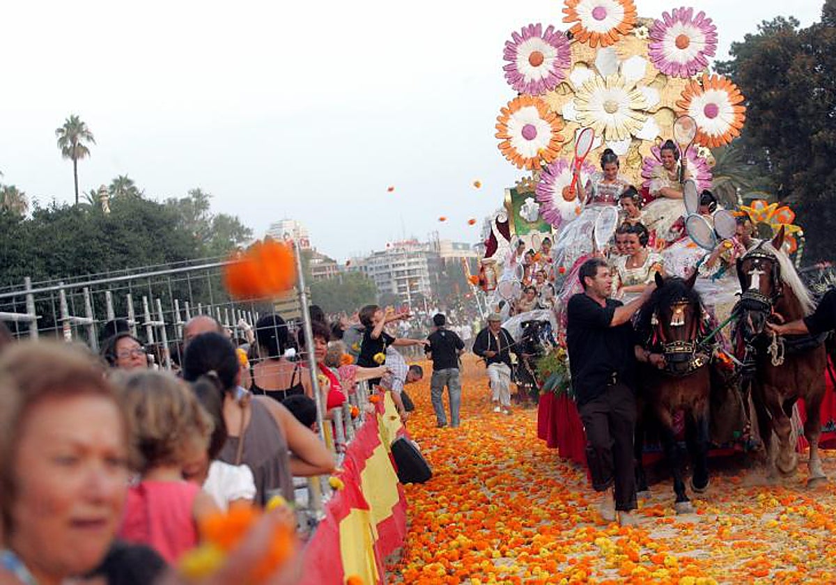 Calles cortadas y prohibido aparcar en Valencia por la Batalla de Flores 2026