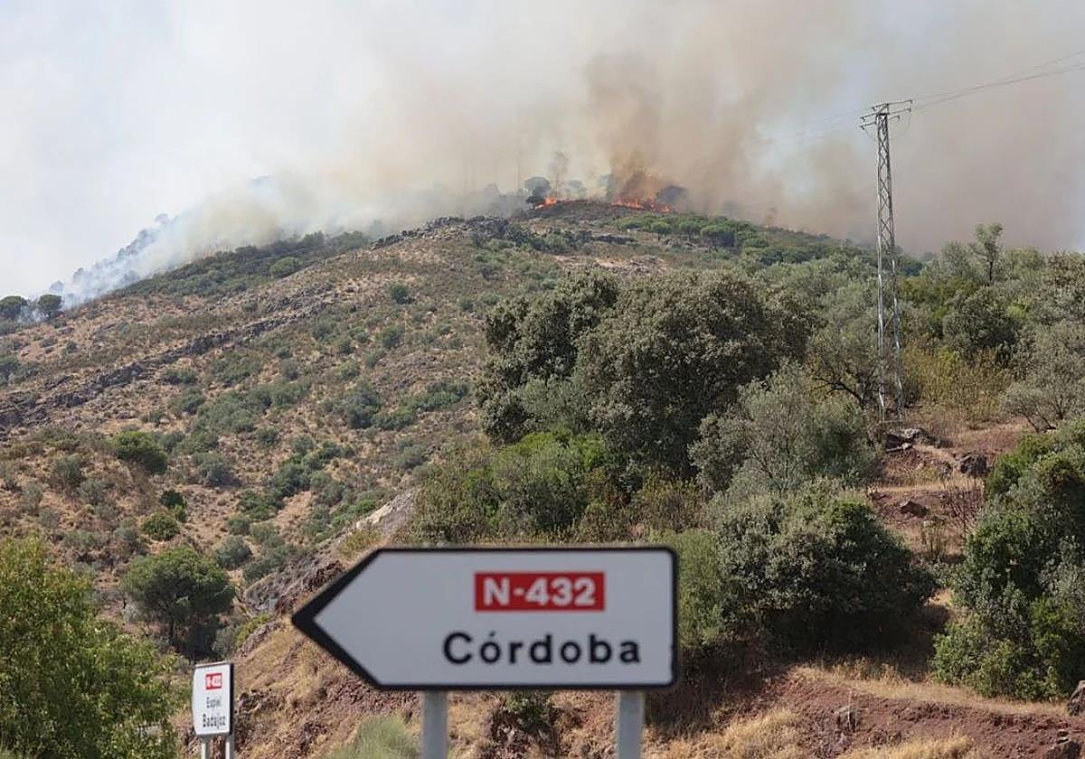 El incendio de Cerro Muriano continúa activo, aunque mejora su evolución