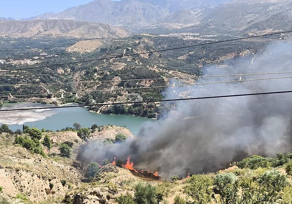 El incendio de Pinos del Valle, en Granada, se agrava: la Junta confina a los vecinos y activa el Es-Alert