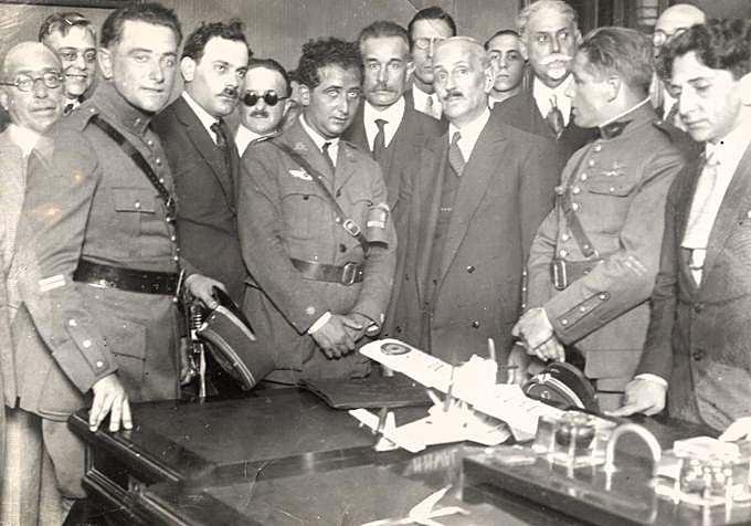 Angel Clambor, Ramon Franco y Jose Serrato Presidente de Uruguay delante de una maqueta del Plus Ultra.