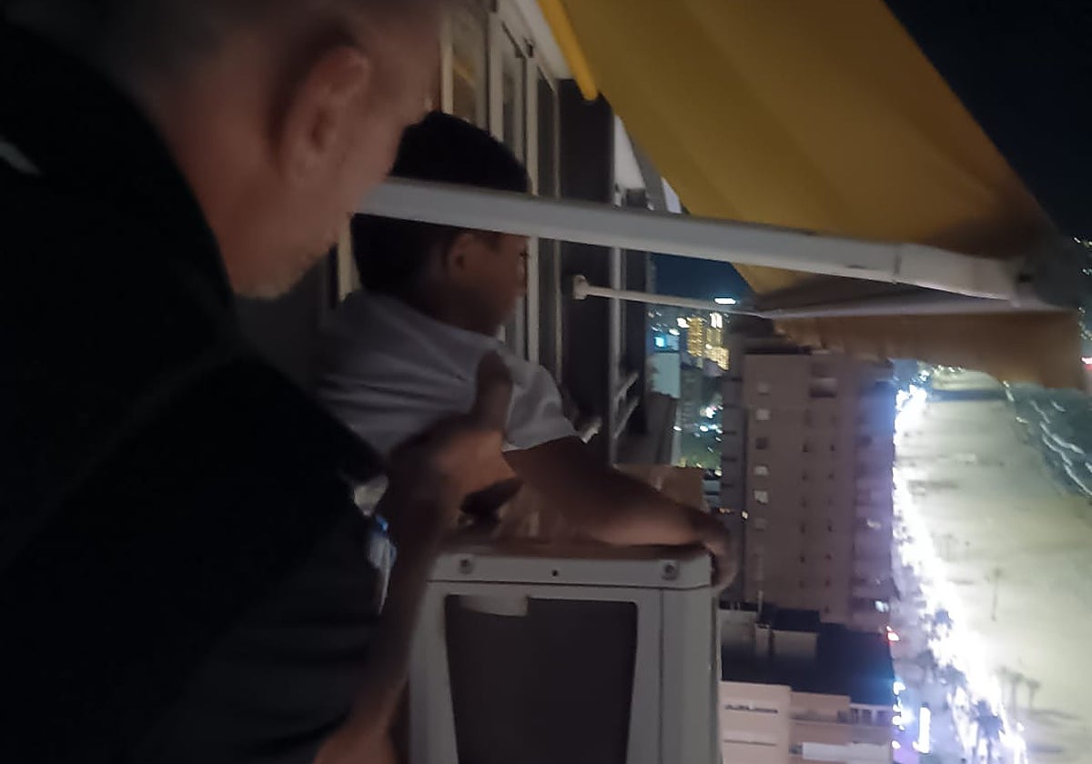 Rescatan a un niño de ocho años sentado sobre un aire acondicionado en el piso 21 de un edificio de Benidorm