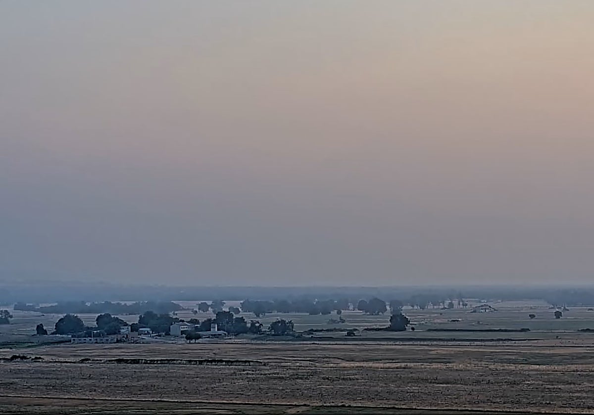 El incendio de Burgohondo amanece bajo una densa capa de humo y todavía sin controlar