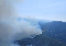 El incendio de Murias de Ponjos baja de nivel de riesgo tras haber obligado a evacuar a casi 200 personas