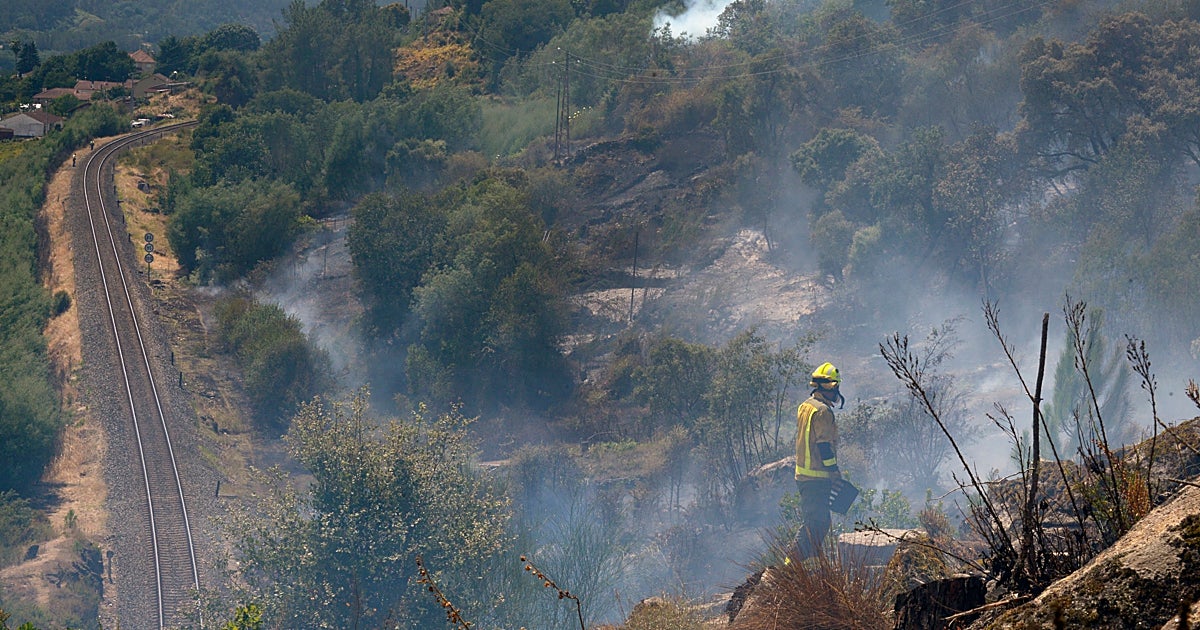 Un incendio en Boborás interrumpe la circulación de trenes entre Santiago y Orense