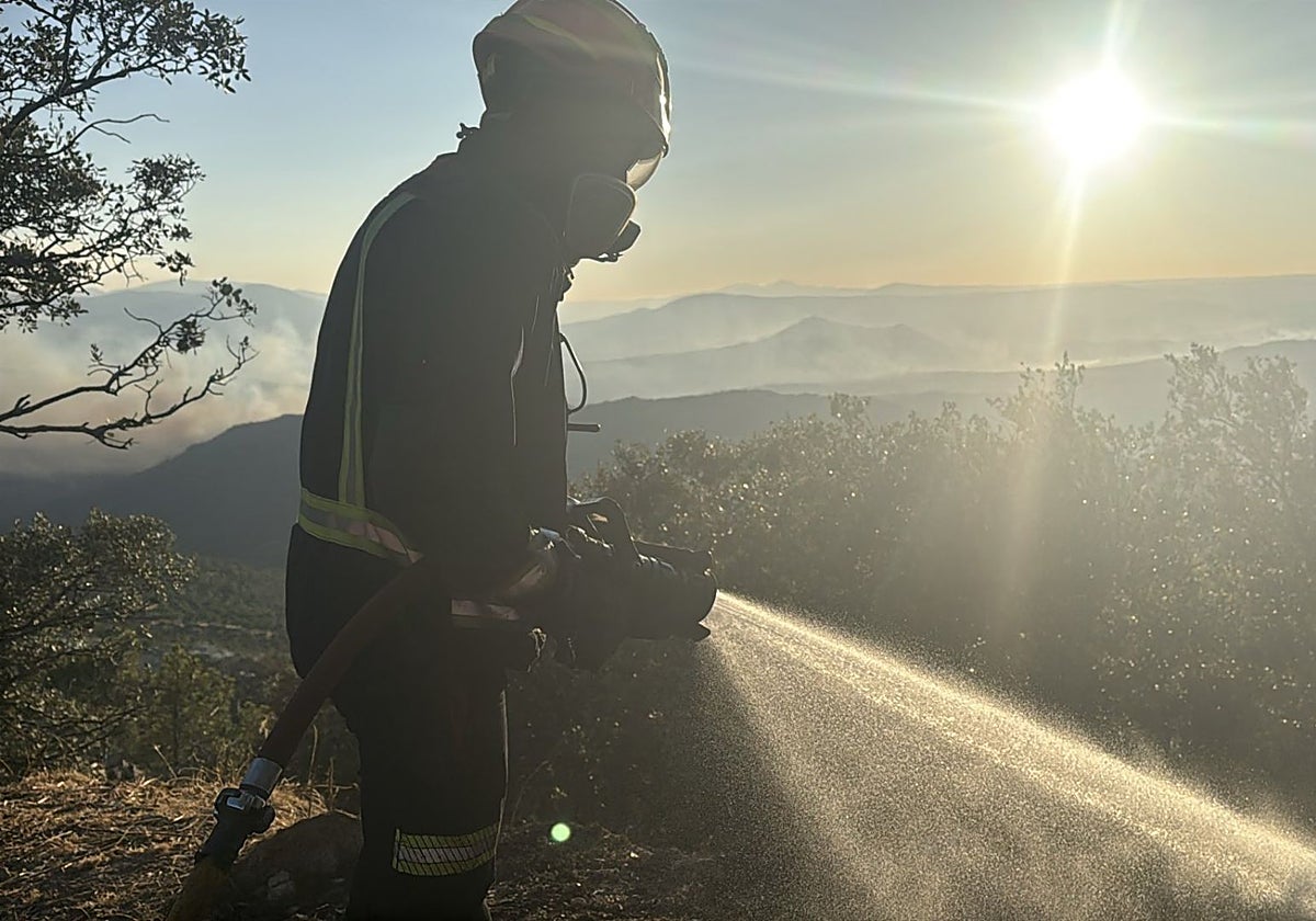 El fuego se concentra en el entorno del pantano de San Juan y del Alberche