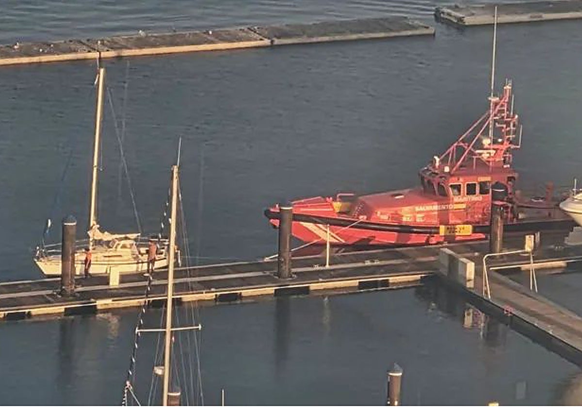 Rescate del velero con la lancha de Salvamento Marítimo.
