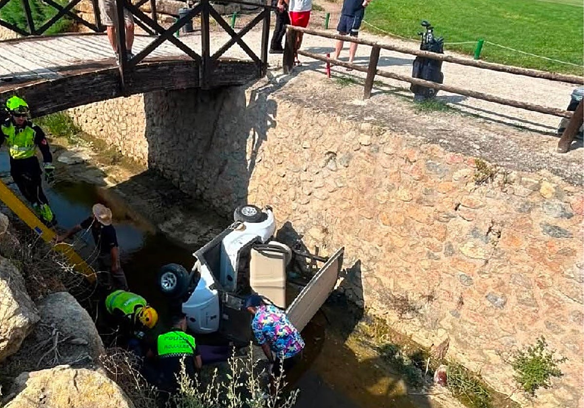 Efectivos de Emergencias rescatan al niño en el cochecito de golf caído de un puente en Rojales.