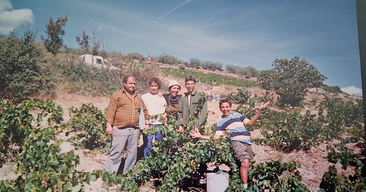 Un año perdido por el incendio en la bodega centenaria de Cenicientos: «El humo deja la uva inservible»