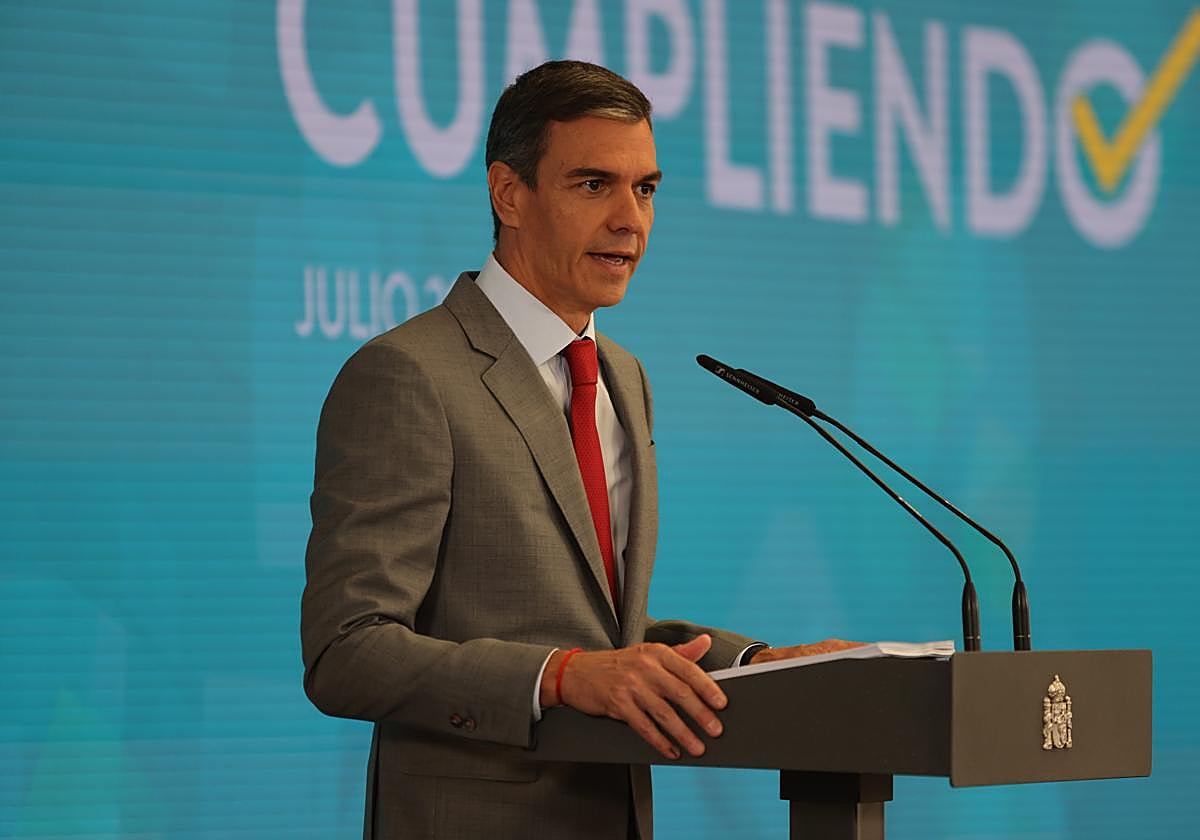 Sánchez aprovecha la crisis de los incendios para sacar pecho de su política ecológica y atacar al PP