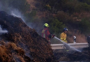 El Infoca mantiene una decena de efectivos en la zona cero del incendio de Cerro Muriano, todavía sin extinguir