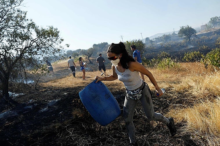 Confinados en la gran 'cárcel' del fuego: «Vivíamos con la maleta en la puerta por si nos evacuaban»