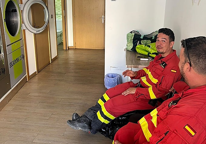 Efectivos de la UME, en la lavandería del hostal Plaza