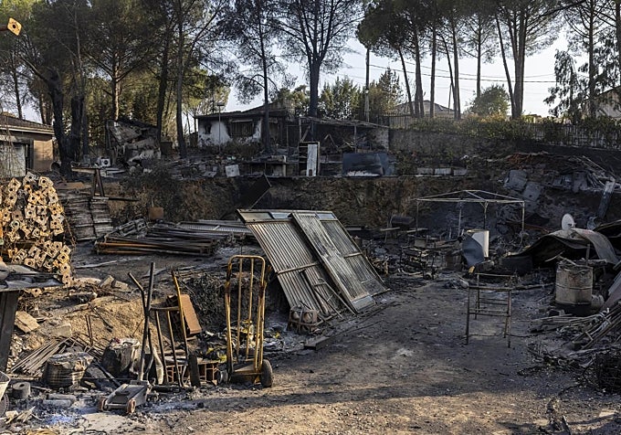 Los estragos del incendio en la urbanización El Morro, en Navas del Rey.