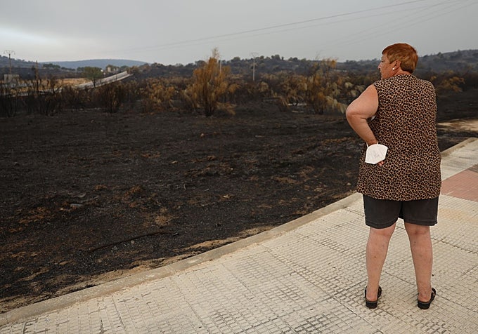 Una vecina de Villa del Prado divisa las consecuencias del paso del fuego