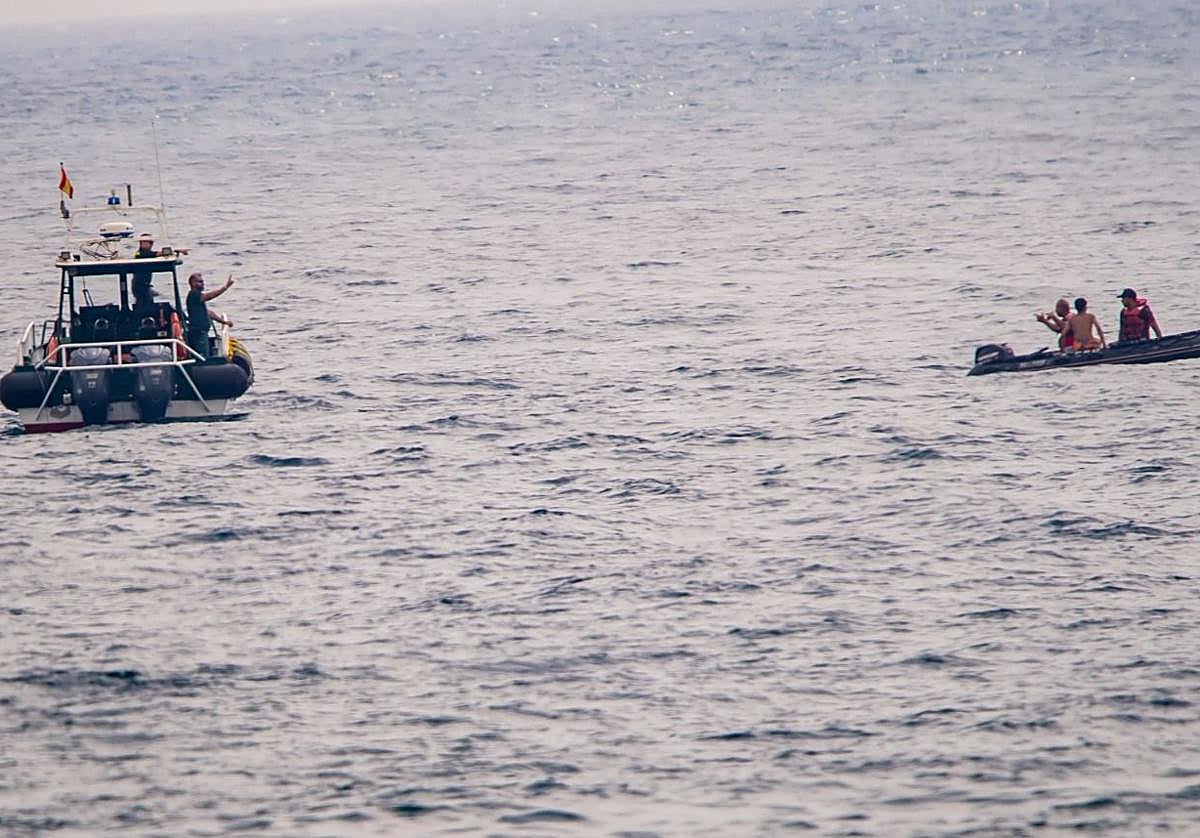 Ceuta colapsa con una avalancha de jóvenes cruzando a nado y con una lancha de la Guardia Civil inoperativa