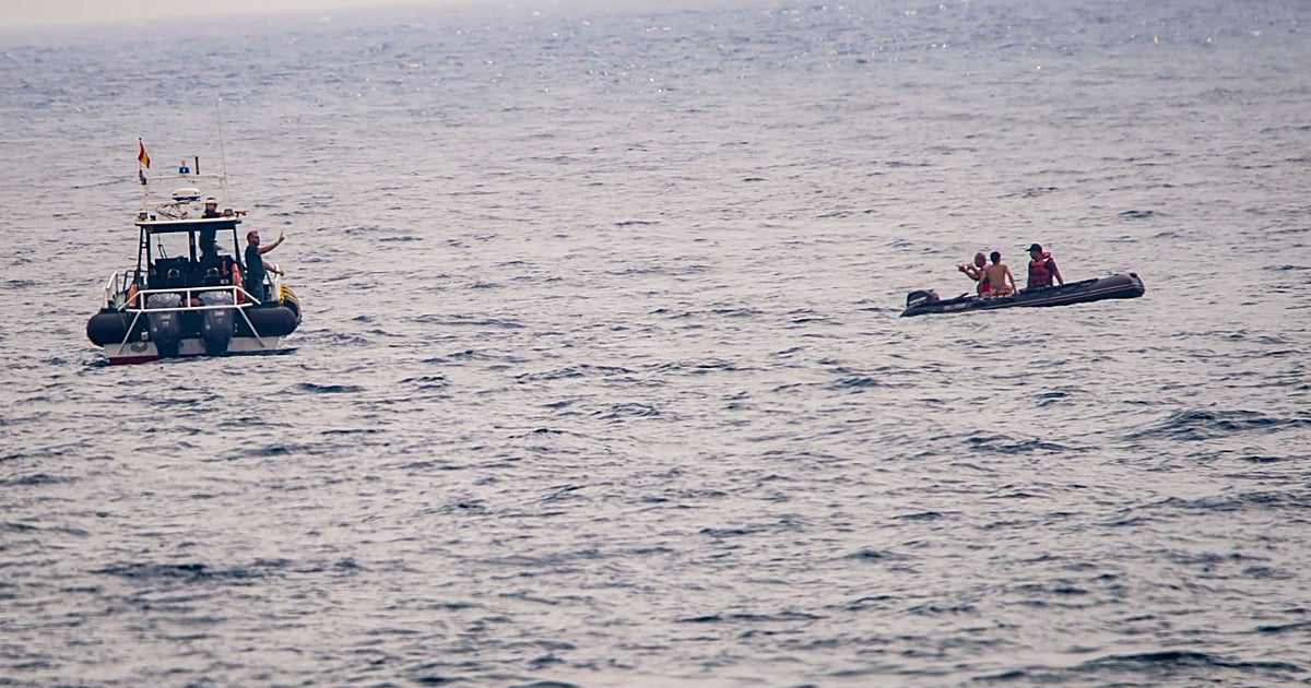 Ceuta colapsa con una avalancha de jóvenes cruzando a nado y con una lancha de la Guardia Civil inoperativa