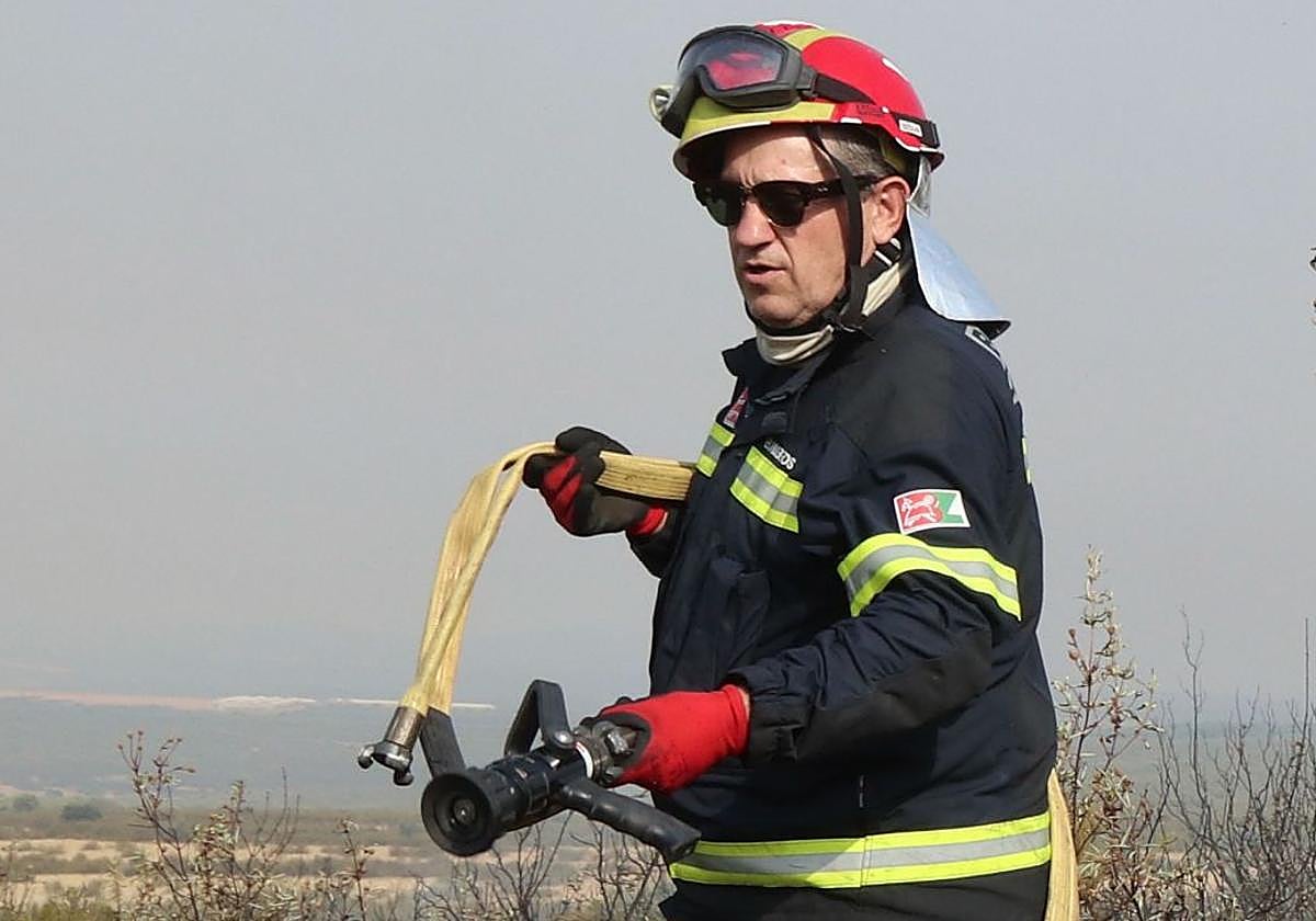 El presidente de la Diputación de Zamora vuelve a ejercer de bombero voluntario en el incendio de Fermoselle