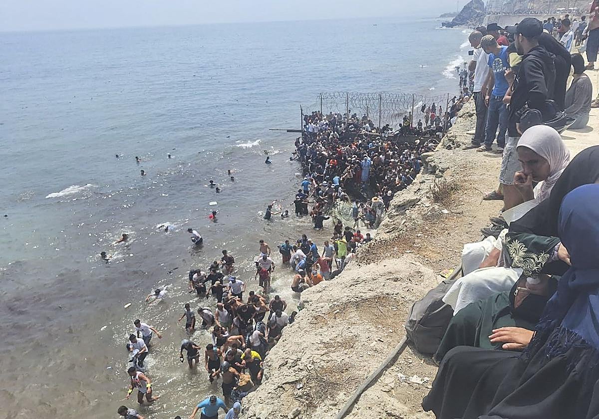 Miles de magrebíes revientan la frontera y llevan a Ceuta a una situación insostenible