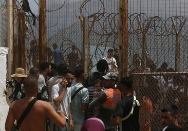 El Gobierno moviliza al Ejército en Ceuta para contener la avalancha de inmigrantes