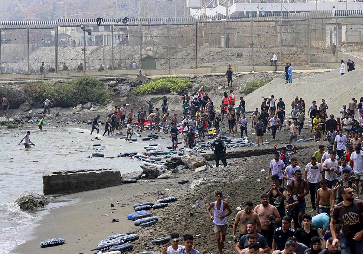 Bruselas alerta sobre la situación en Ceuta y pide a Marruecos que «evite estas peligrosas travesías»