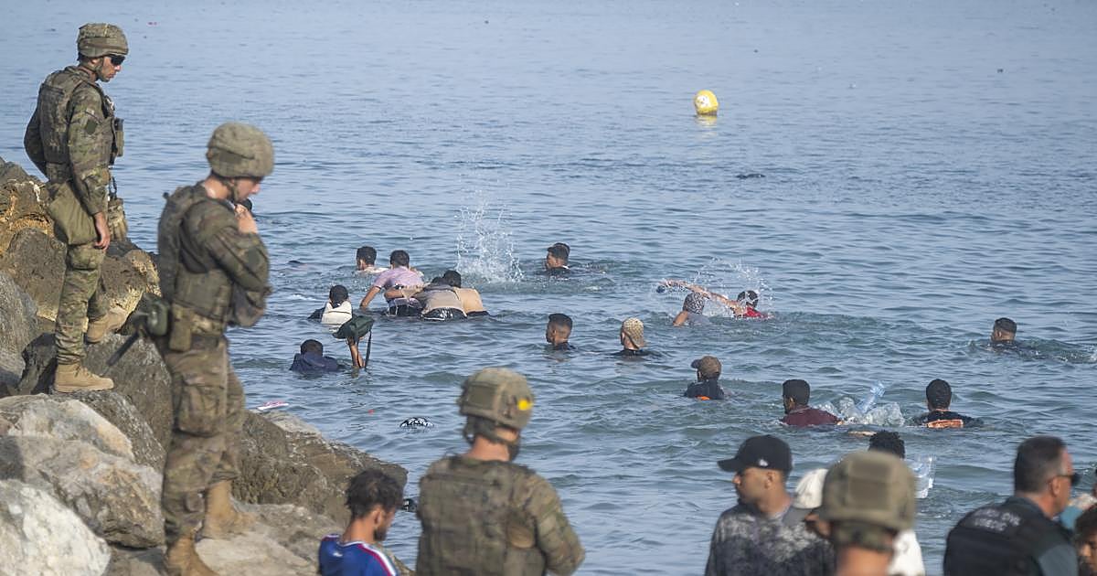 Nuevo intento de asalto a Ceuta desde Marruecos, en directo: última hora de la crisis migratoria hoy