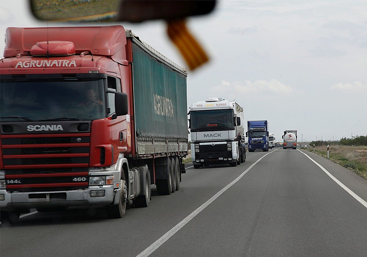 La falta de examinadores de la DGT retrasa hasta 18 meses obtener el carné de camión en Castilla-La Mancha