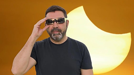 Un astrofísico de Granada crea la tecnología para que las personas ciegas 'escuchen' el eclipse del 12 de agosto: «Queremos sentirlo como los demás»