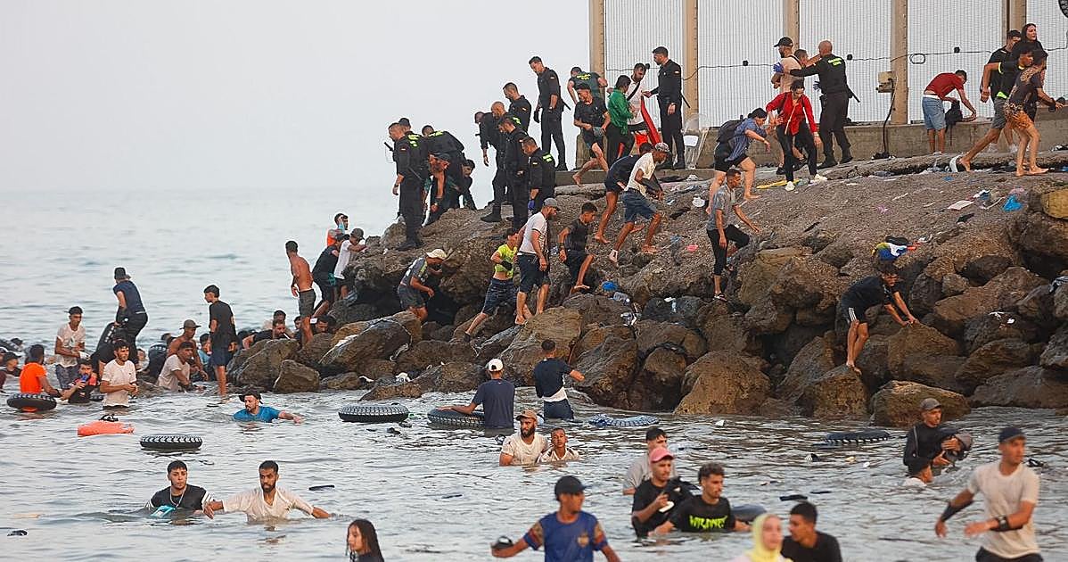 Ceuta, invadida por miles de magrebíes: «Lo hemos conseguido, el mar me ha sonreído»