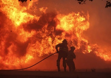 El incendio de Fermoselle (Zamora) «reduce su peligrosidad pero el riesgo sigue siendo alto»