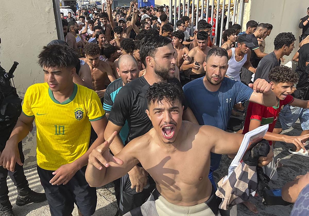 La Guardia Civil, ante la llegada masiva en Ceuta: «Es una situación tercermundista. Estamos desbordados»