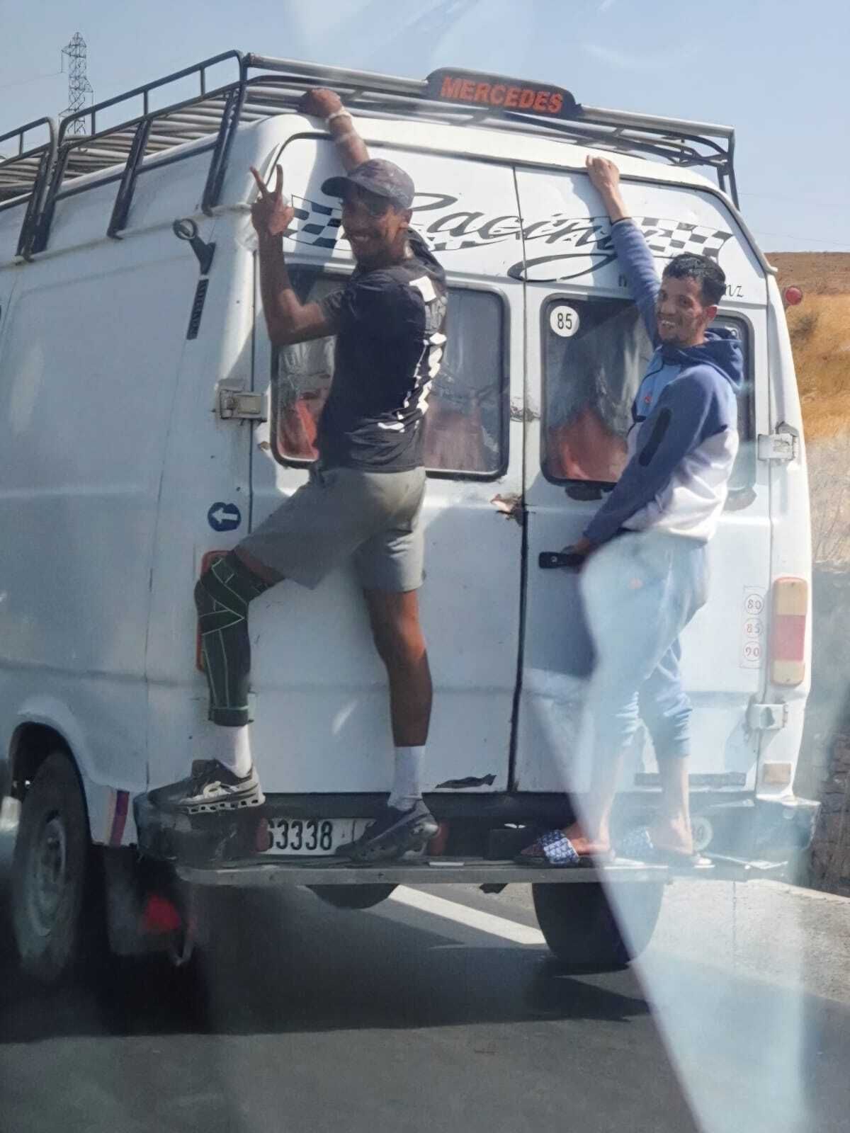 Vista de la entrada ilegal a nado en Ceuta de migrantes marroquíes y argelinos este jueves