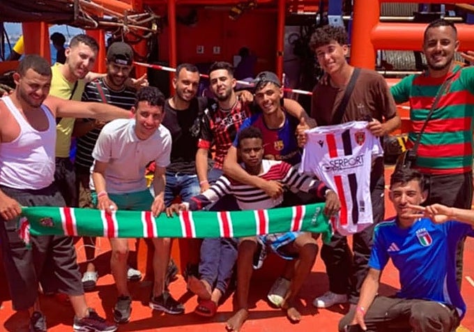Inmigrantes magrebíes celebran su rescate en Almería
