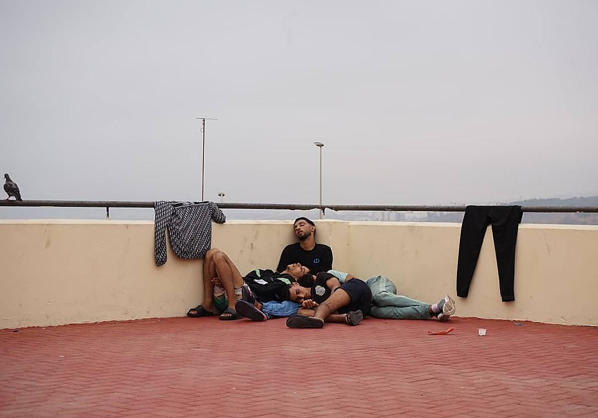 Así han pasado la noche decenas de miles de inmigrantes en las calles de la ciudad