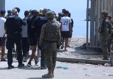 «Volved, no entréis»: el enfado y la decepción impulsa a los magrebíes a cruzar la frontera de vuelta