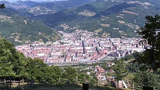 El pueblo de Asturias donde se ha rodado 'Los creyentes', la película de José Coronado que arrasa en Netflix: montañas, naturaleza y tradición minera