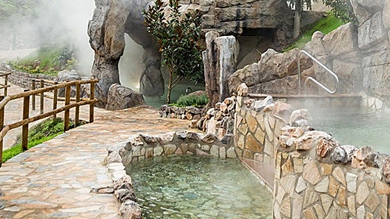 El precioso balneario de Cantabria conocido por su cascada termal: con aguas medicinales y situado entre montañas con cuevas
