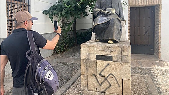 La estatua de Maimónides en Córdoba aparece vandalizada con una esvástica