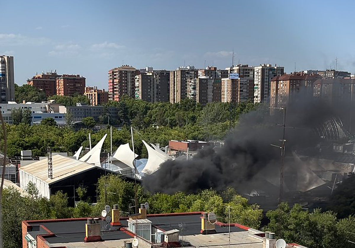 Una gran columna de humo sale del centro comercial de La Vaguada, en el distrito de Fuencarral-El Pardo