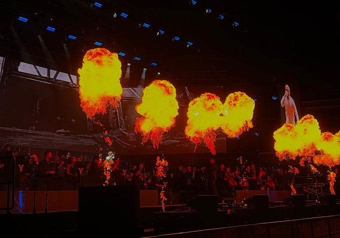 Efectos con fuego durante el espectáculo.